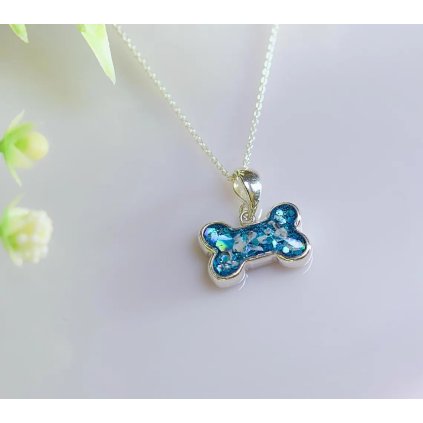 Pietní stříbrný přívěsek KOST