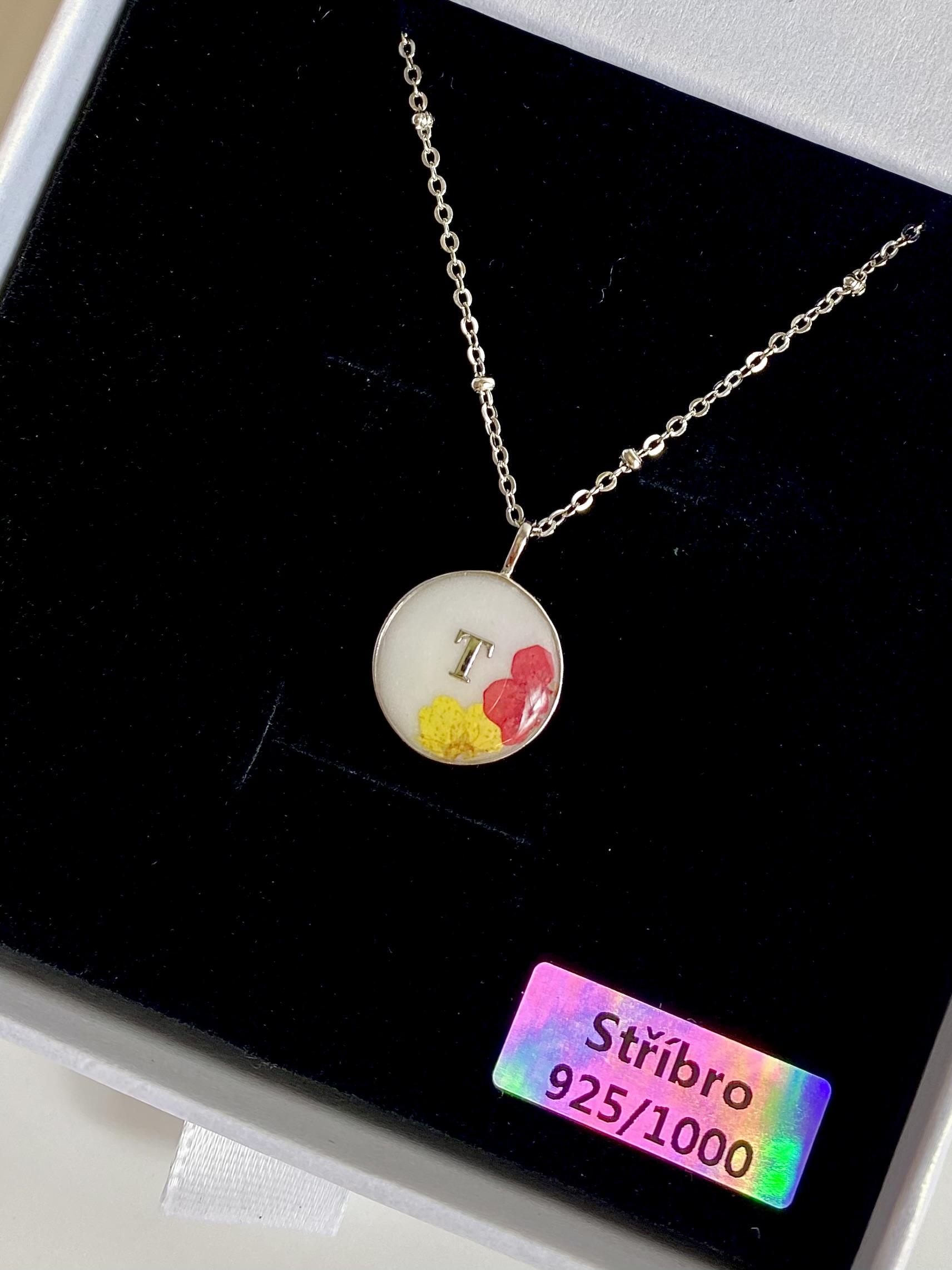 Iskay Iniciály ve šperku