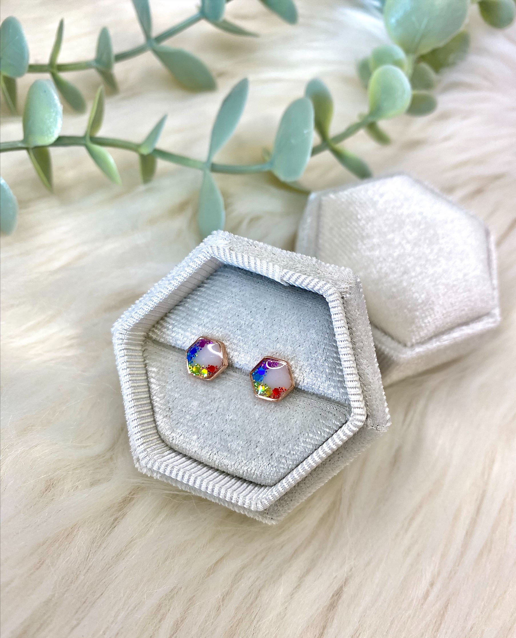 Iskay Pietní stříbrné náušnice HEXAGON Obsah: Pouze Srst, Povrchová úprava: Stříbro Ag 925/1000