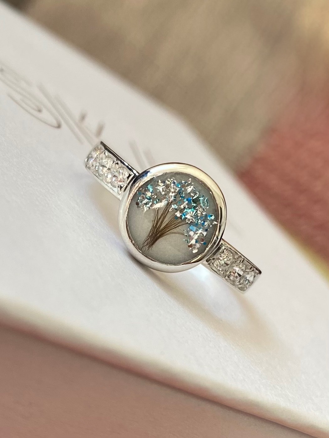 Iskay Pietní zlatý prstýnek NIKOL Velikost: 4 (EU: 47-48), Obsah: Pouze Popel, Povrchová úprava: Bílé zlato