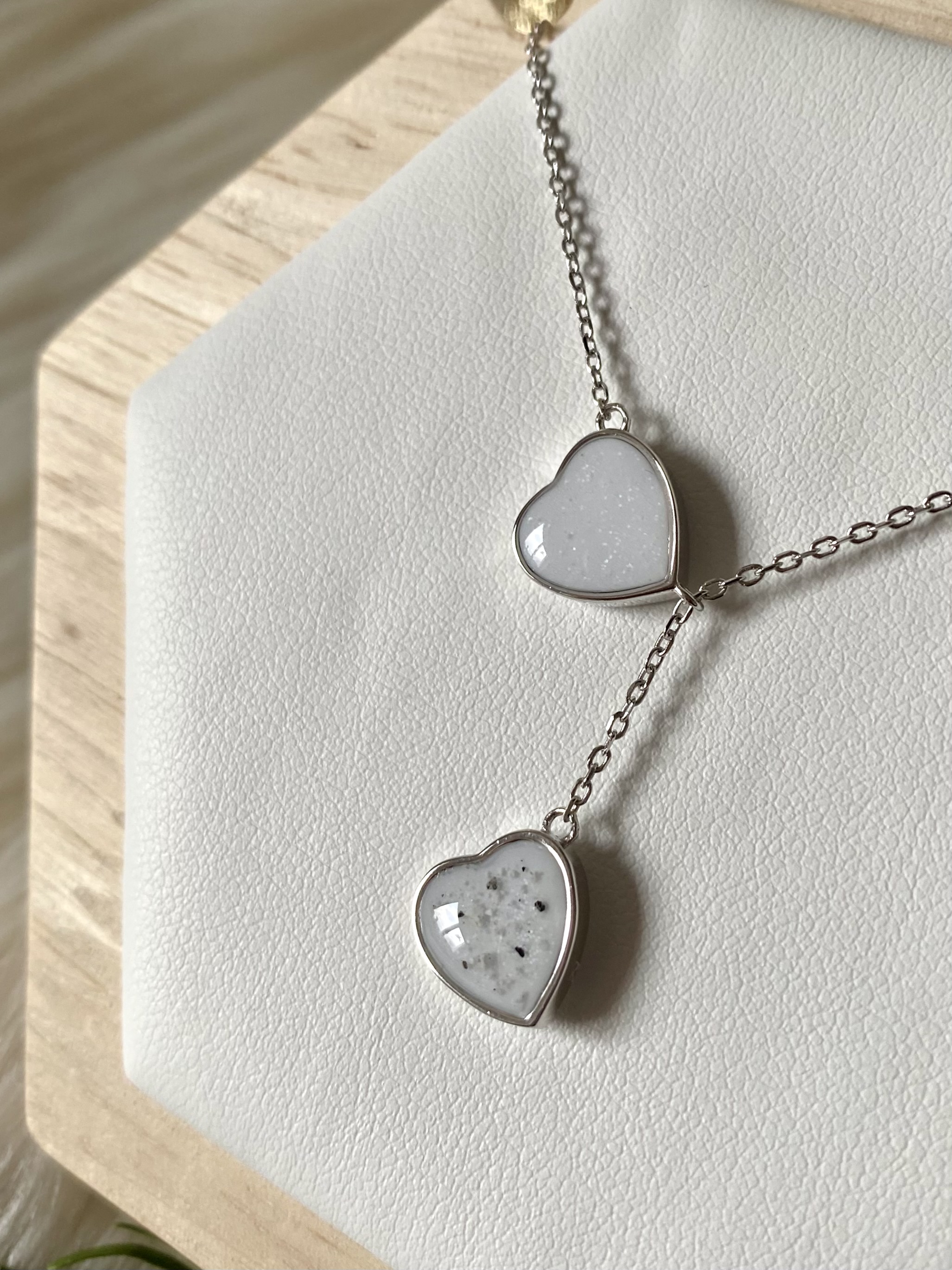 Iskay Pietní stříbrný náhrdelník DVĚ SRDCE- Oboustranný Obsah: Pouze Popel, Povrchová úprava: Pozlacené stříbro bílým zlatem