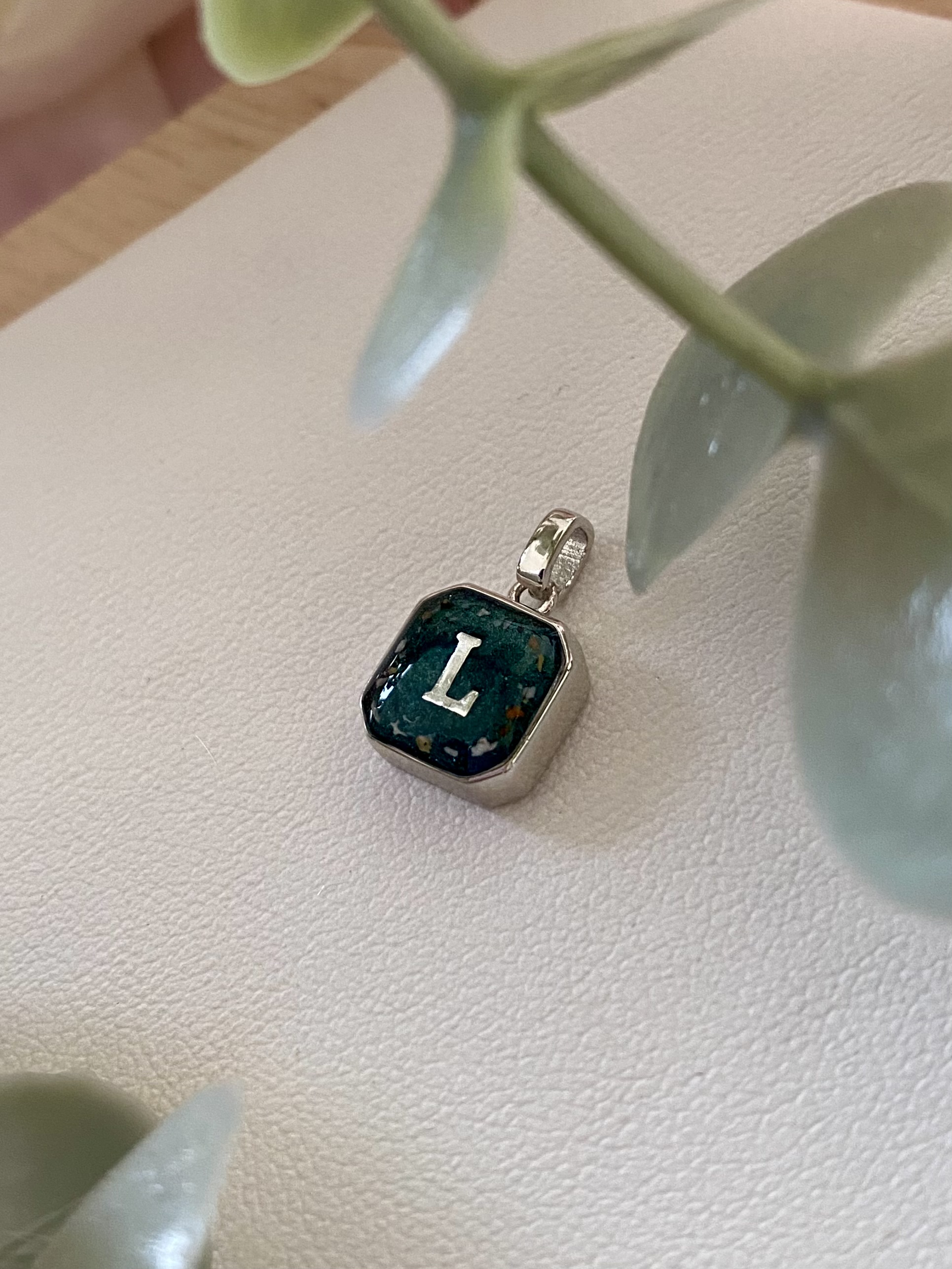 Iskay Pietní stříbrný přívěsek ČTVEREC 8MM, 10MM Obsah: Pouze Popel, Povrchová úprava: Pozlacené stříbro bílým zlatem, Velikost kamínku: 8mm