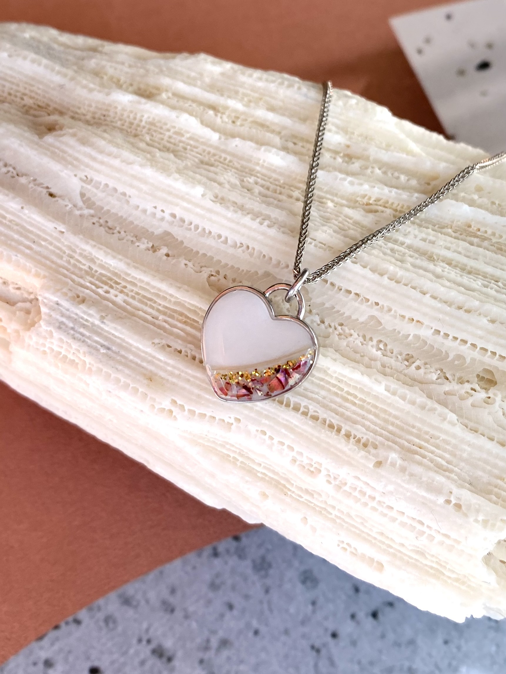 Iskay Pietní stříbrný přívěsek SRDÍČKO 12MM - Oboustranný Obsah: Pouze Popel, Povrchová úprava: Pozlacené stříbro bílým zlatem