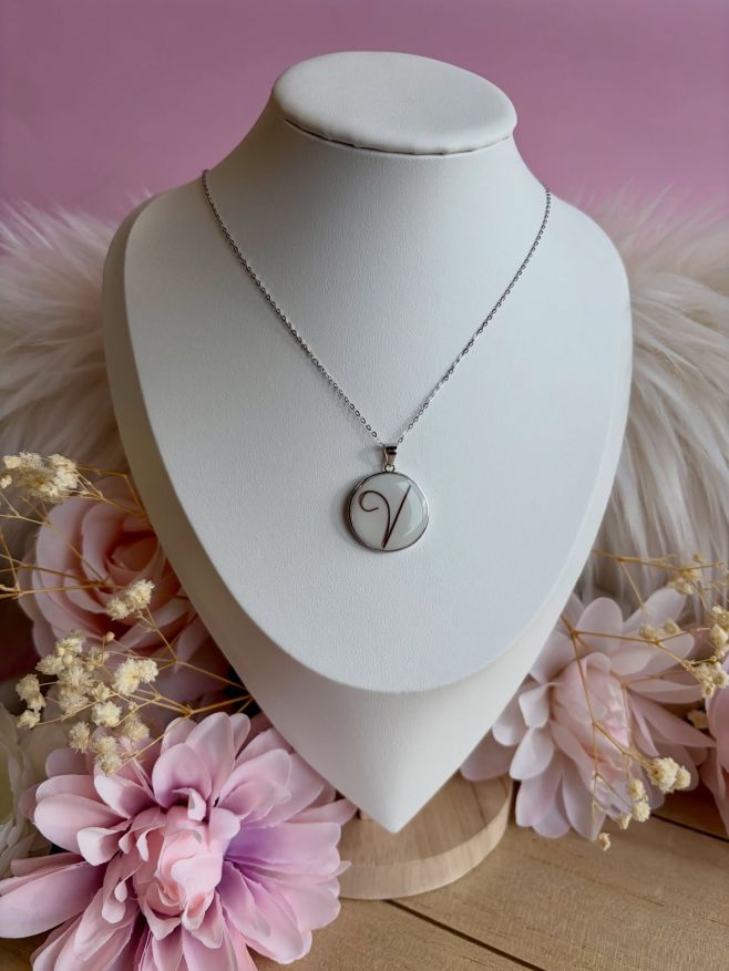 A moment of motherhood, captured forever ❤️ 20 mm round pendant with preserved breast milk and hair. #iskaycz #materskemleko