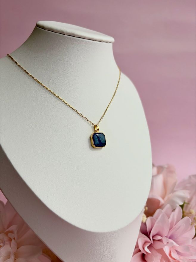 Pamětní šperk, který nese víc než jen krásu ✨ Tento jemný stříbrný přívěsek ve tvaru čtverce (10 mm) ukrývá to...