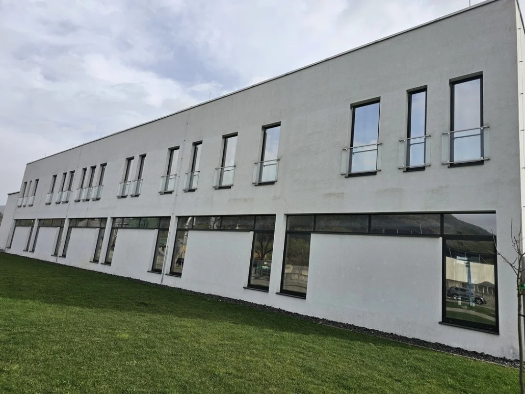 Správná chemie pro čištění fasády – Isokor a MM Aréna