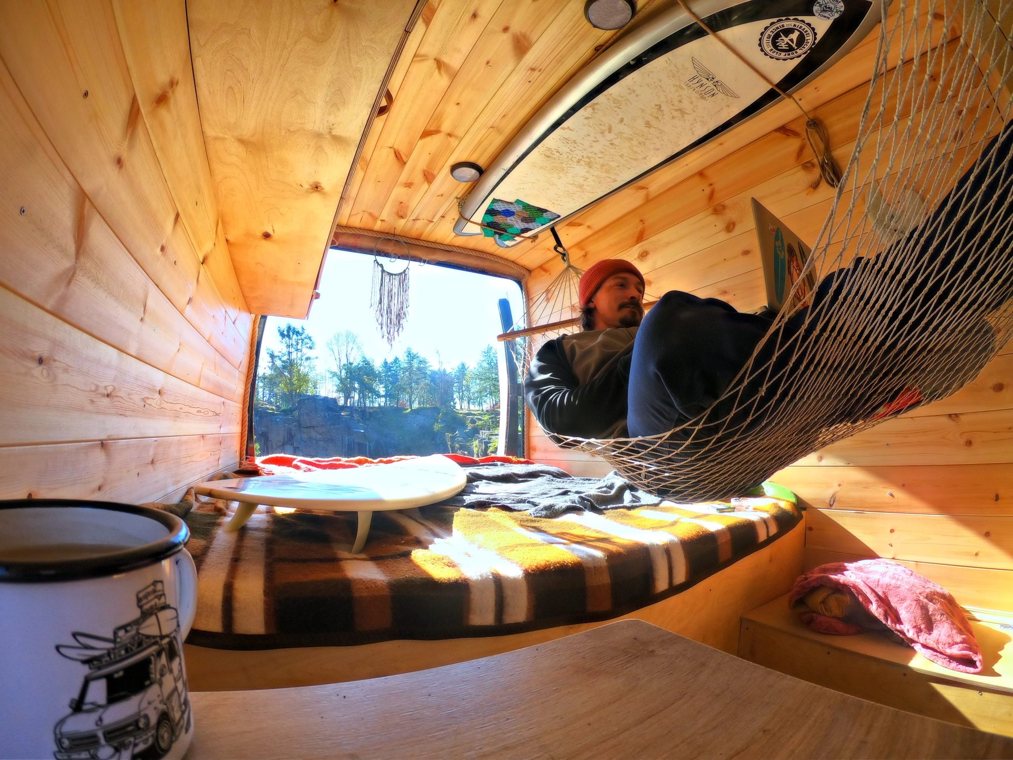 Příběh: Ramon the Van aneb jak postavit surfhouse na kolech s dřevěným interiérem