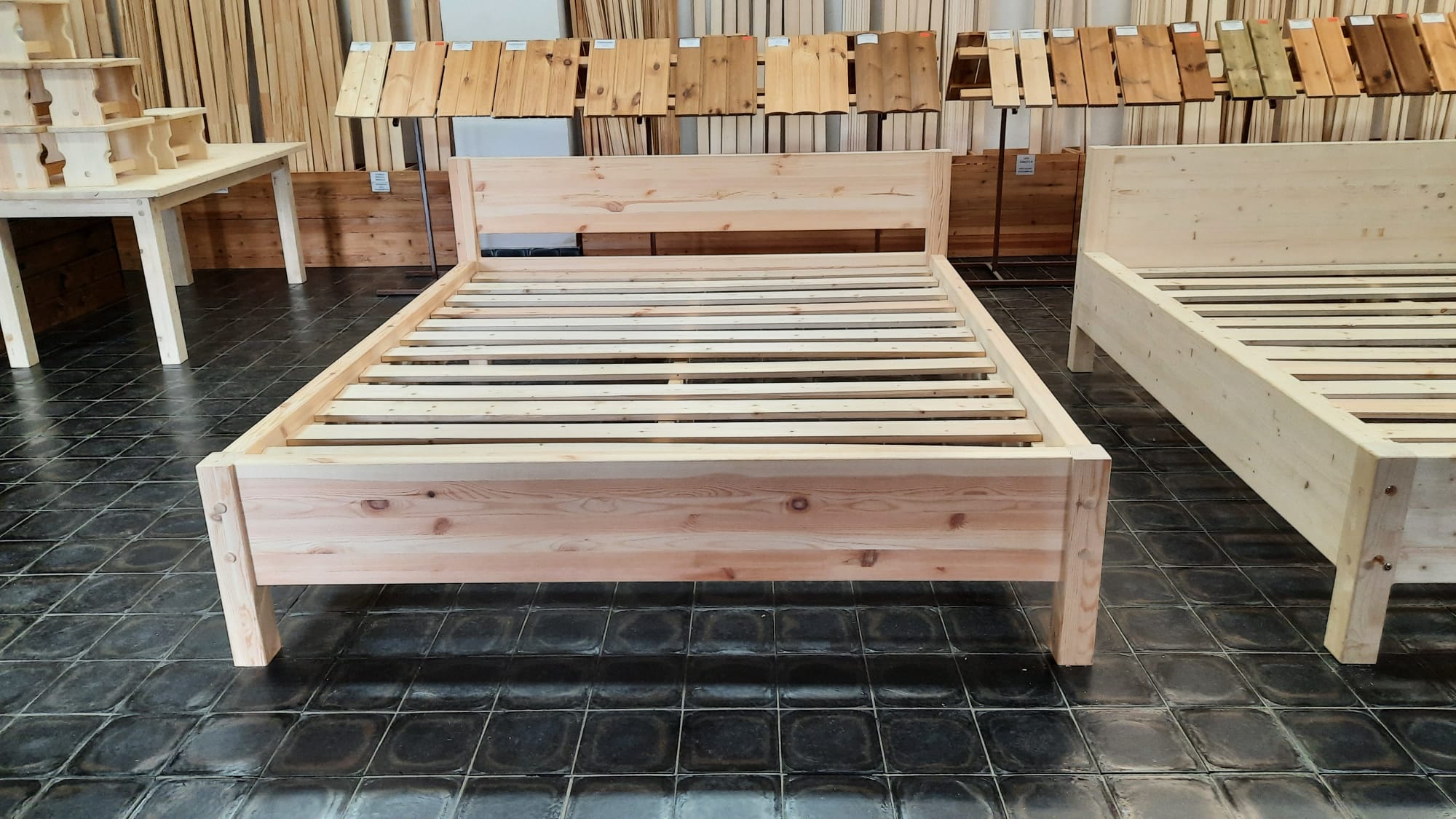 Masivní postele na míru - 5 důvodů, proč koupit postel u ISPAS