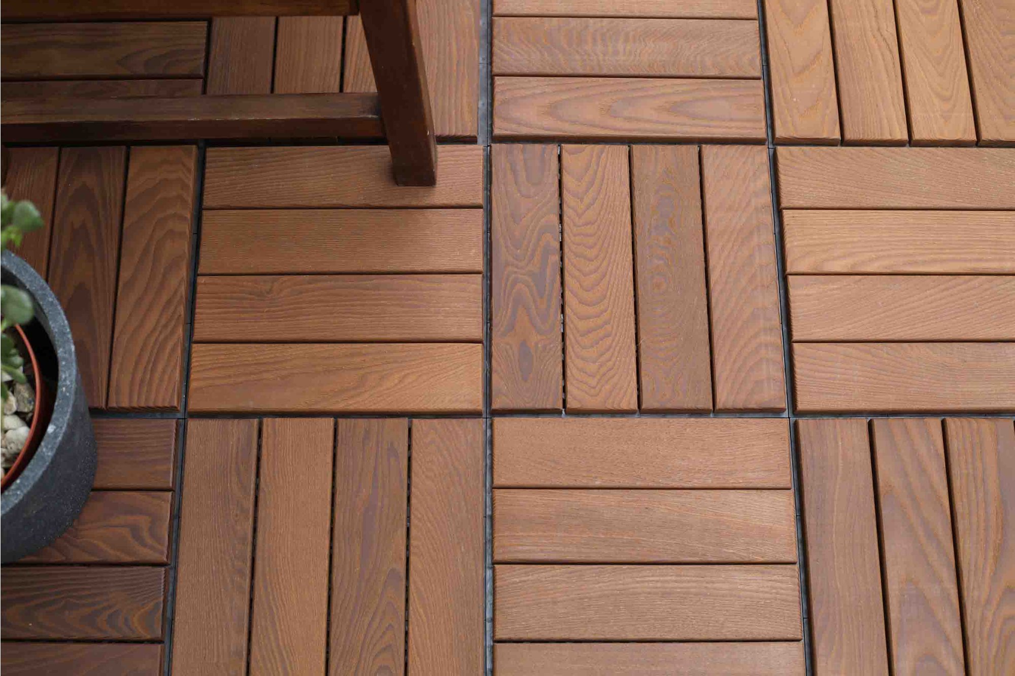 Terasová prkna a dlaždice Thermowood – více než ozdoba exteriéru