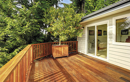 Dřevěné zábradlí na balkon svépomocí: návod, bezpečnost, zákon, jaké dřevo se hodí