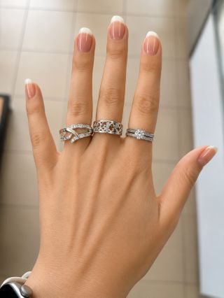 ✨ Nová kolekcia prsteňov ✨ Jemná elegancia, ktorá rozžiari každý outfit 💍 ▫️ Prvý prsteň zľava – veľkosť 10 ▫️ Stredný...