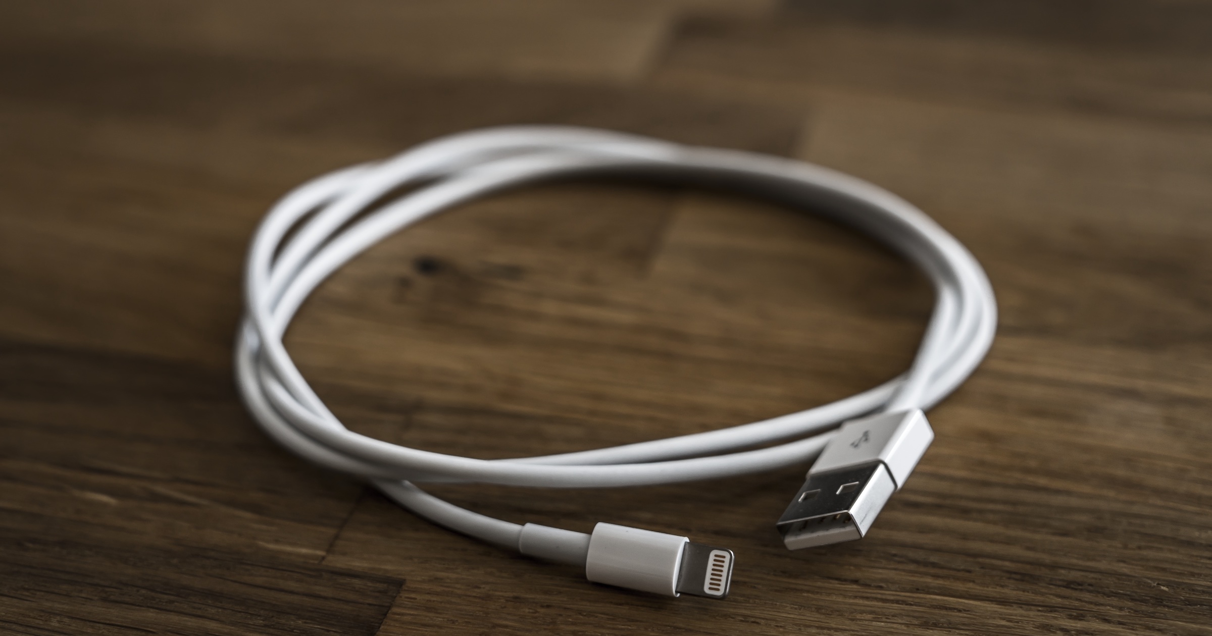 lightning-cable-spy