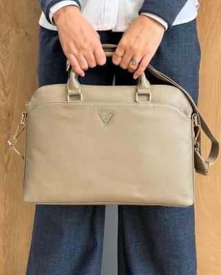 👜Objevte eleganci a ochranu v jednom s originálními taškami od Guess na notebook z kvalitní PU kůže s jemnou zrní texturou...