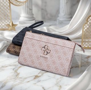 Guess PU 4G Metal Logo kabelka na telefon je přesně ten doplněk, který dodá outfitu šmrnc. Prémiový vzhled, ikonický Guess...