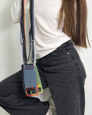 📱Telefon už nemusíte hledat v tašce ani držet v ruce. S crossbody popruhem ho budete mít neustále po ruce, v bezpečí a...