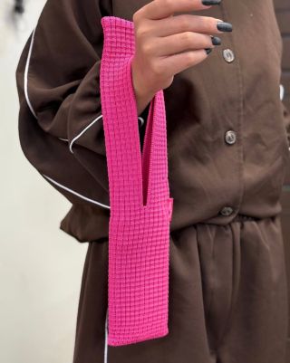 Pletená crossbody kapsa pro iPhone z elastické pleteniny – styl a praktičnost v jednom! Tato trendy pletená taška na...