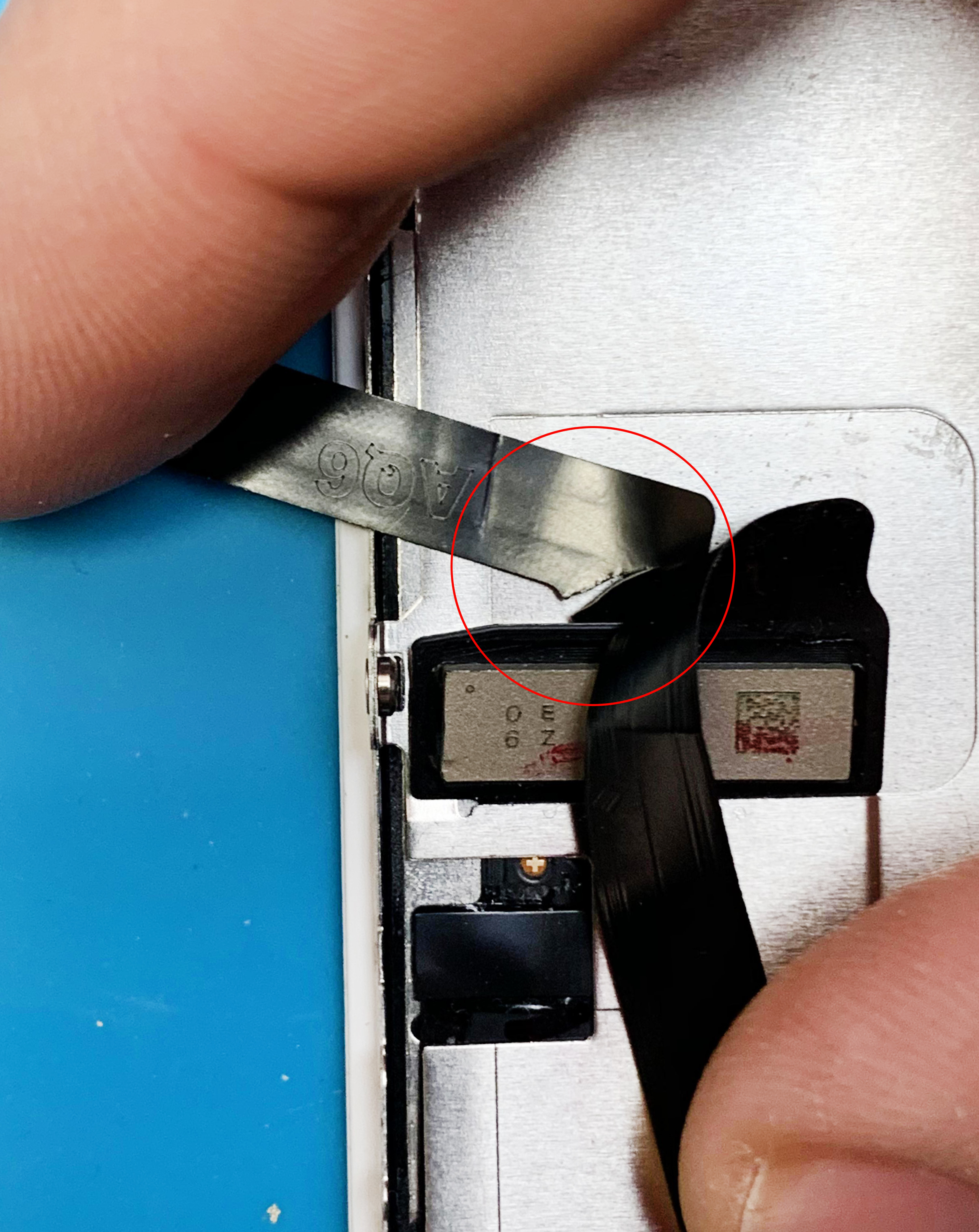 Natržený flex kabel od domácího tlačítka u Apple iPhone 7 Plus - detail