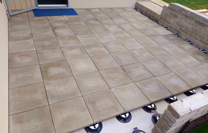 Rekonstrukce terasy domu s pomocí terčů New Maxi a betonové dlažby