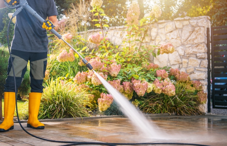 Jak připravit terasu na sezónu? Přinášíme 5 praktických tipů