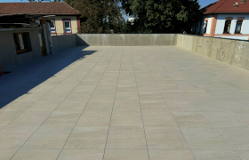 Střešní terasa s 2cm keramickou dlažbou na terčích New Maxi
