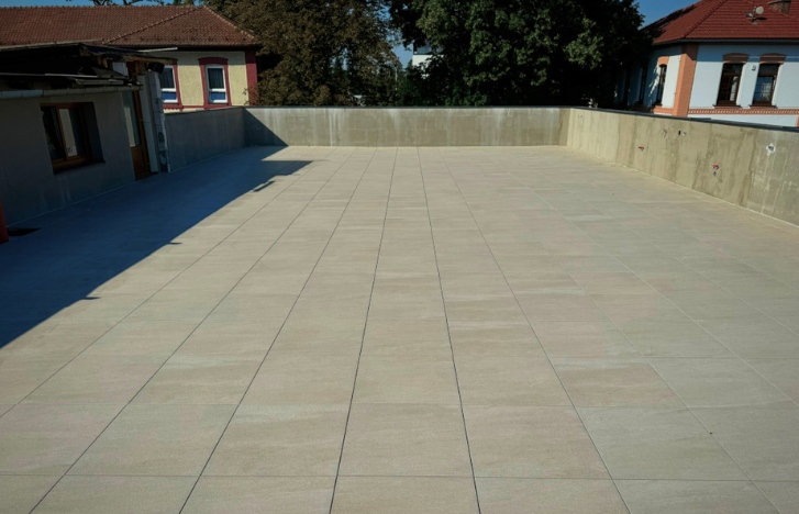 Střešní terasa s 2cm keramickou dlažbou na terčích New Maxi