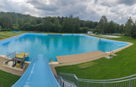 Poličské koupaliště má zrenovovaná mola na terčích New Maxi Wood