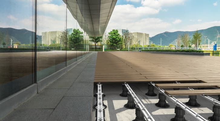 Hledáte terasové podložky pod dlažbu nebo dřevěnou terasu?