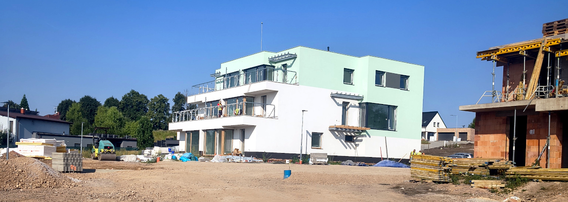Terasy a balkóny moderního bytového domu stojí na terasových terčích New Basic