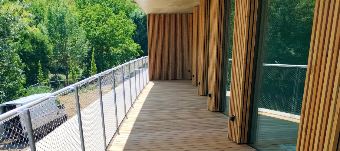 Terasy moderního vinařského resortu stojí na terčích New Basic Wood