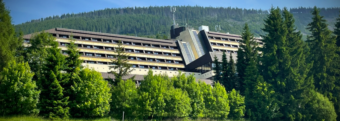 Terasa horského hotelu stojí na terasových terčích New Maxi a poskytuje úchvatné výhledy do národního parku