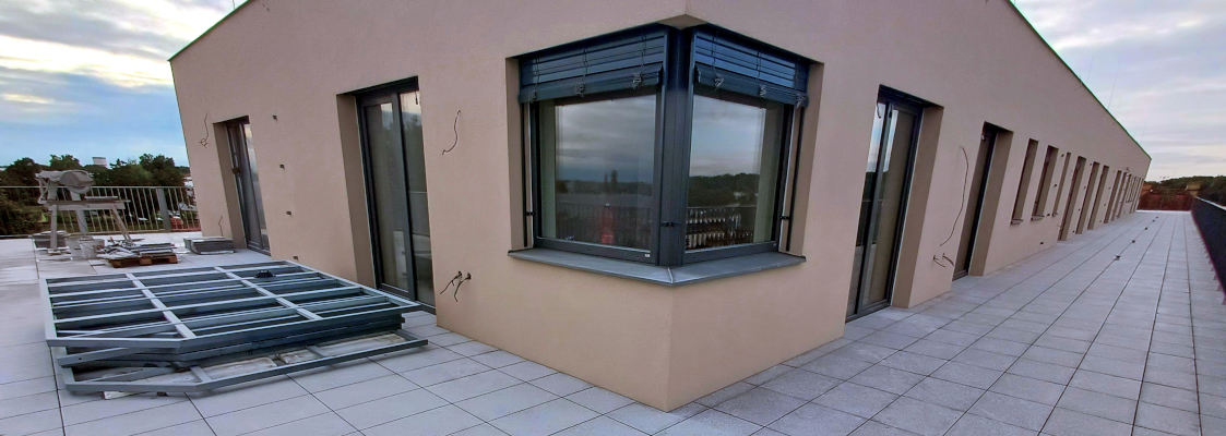 Soubor teras bytového domu stojí na stavitelných terčích pod dlažbu New Basic