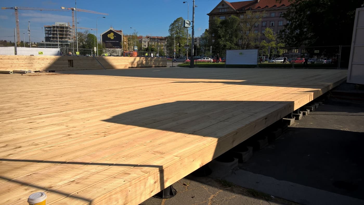 Využití terčů pod dřevo pro velkometrážní plochu.
