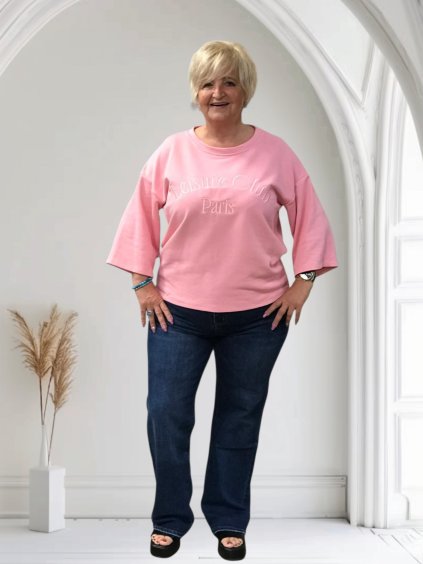 Modelka má na sobě velikost  XL