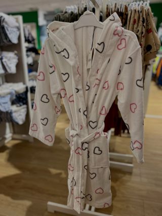 Ten nejjemnější pocit po koupeli 🌸 Dopřejte své malé slečně maximální pohodlí po horké vaně nebo sprše. Naše dívčí župany...