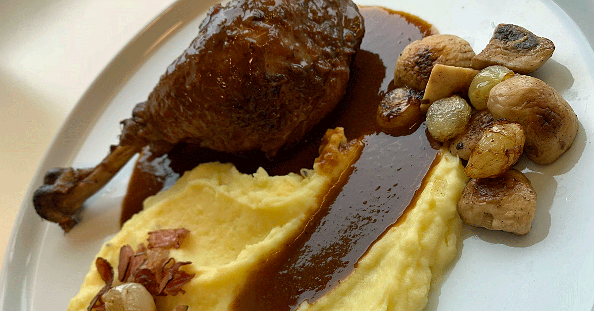 Recept kohout na toskánském červeném víně Peperino s bramborovou kaší, restovanými žampiony a šalotkami