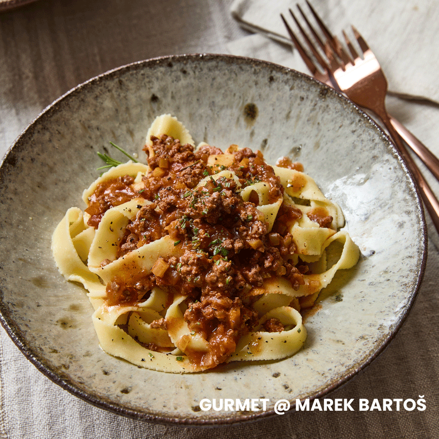 Kančí ragú na červeném víně a pappardelle