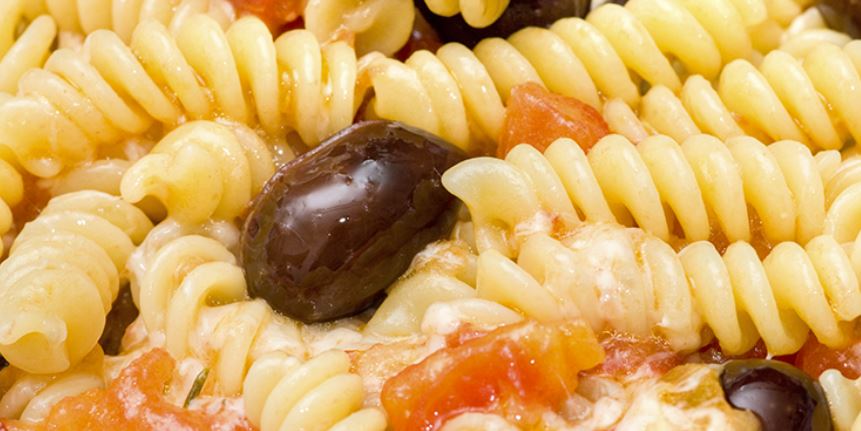 Fusilli s omáčkou s capary a olivami (Fusilli al sugo di capperi ed olive)
