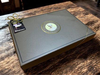 Stainer bonboniera hnědá (squared chocolate box) 200g na stole 2