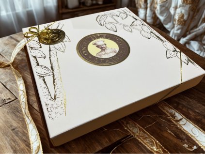 Stainer bonboniera bílá (Stainer Blu) 220g na stole