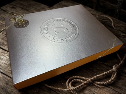 Stainer bonboniera zlatá velká (squared chocolate box) 300g na stole