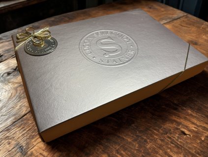 Stainer bonboniera zlatá (Blu pralines) 165g na stole