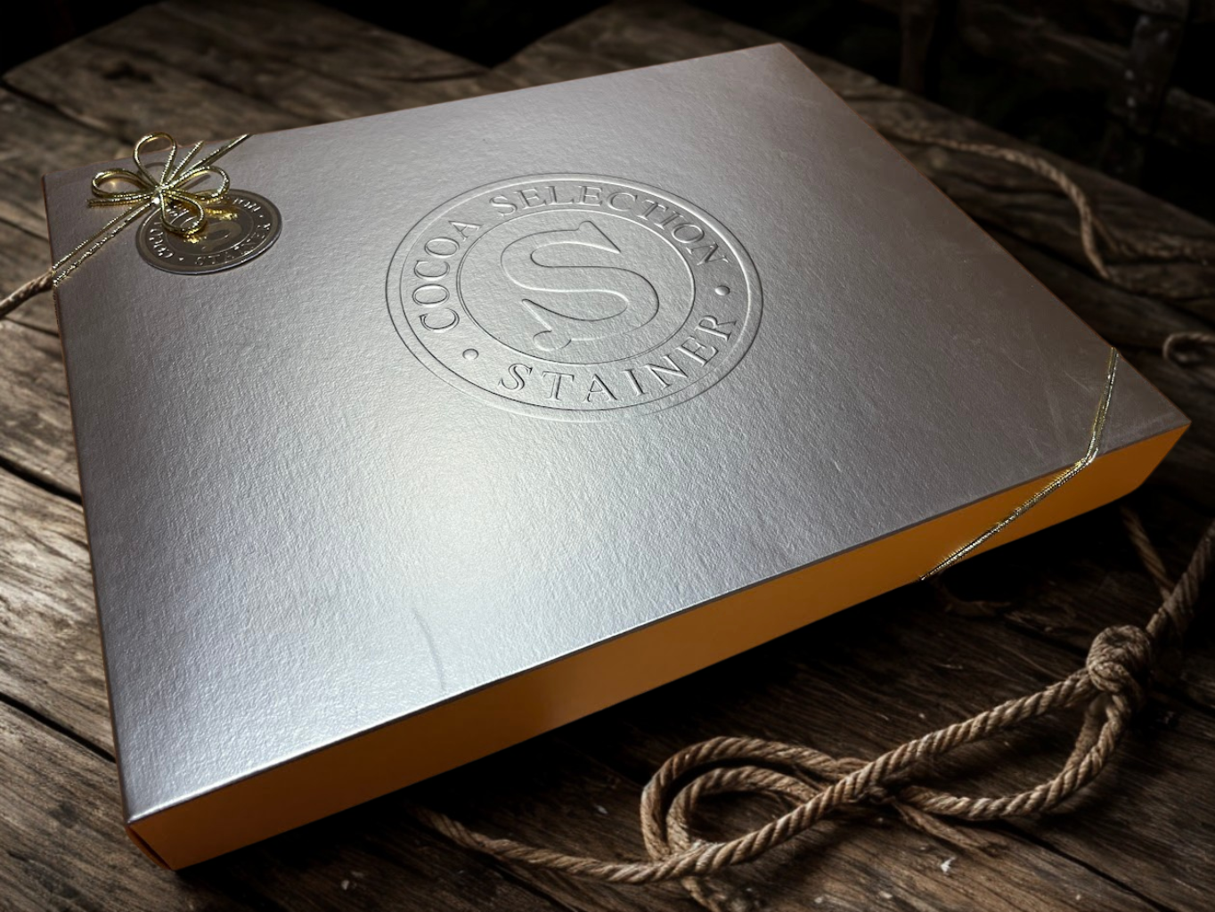 Stainer bonboniera zlatá velká (squared chocolate box assorted pralines) 300g