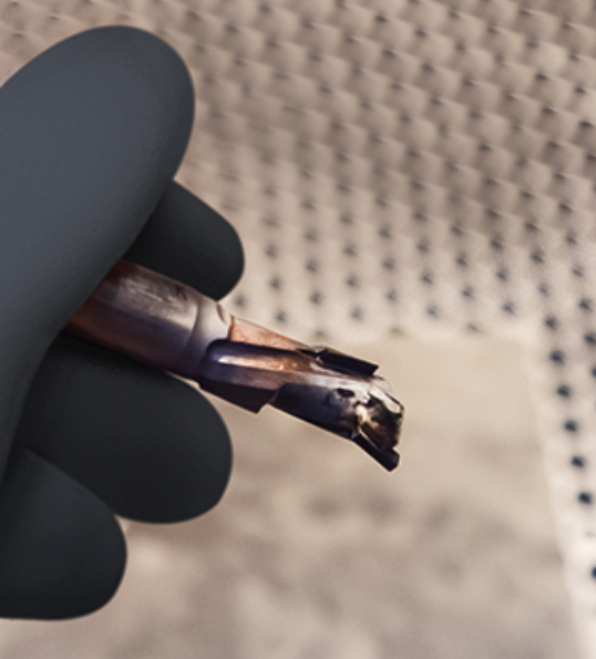 Detail břitu CNC frézy po opotřebení