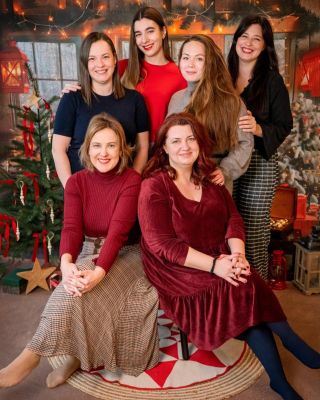 ✨🎄Áldott, békés, illatokban, ízekben, nevetésben, játékban, pihenésben és könyvekben gazdag, boldog karácsonyt kívánunk...