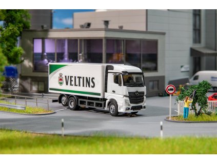 H0 - Truck MB Actros Streamspace skříňová nástavba Veltins Gettränke (HERPA) / FALLER 161439