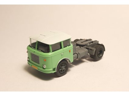 TT - Škoda 706 tahač, světle zelený, sestavený model / AP6800xz