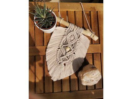 Světlé béžový macramé list na zeď Macrame Leaf, 26x32 cm