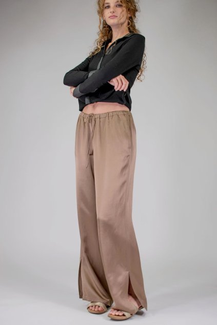 DÁMSKÉ SATÉNOVÉ KALHOTY ŠIROKÉHO STŘIHU S VAZAČKOU A KAPSAMI