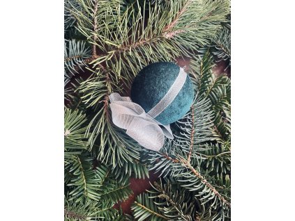 Ručně vyrobená vánoční ozdoba - zelená se stříbrnou mašlí