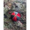 Ručně vyrobená vánoční ozdoba - průměr 8 cm, červená, zelená, zlatá